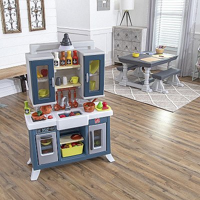 Šiuolaikinė tikroviška vaikiška virtuvė su daugybe priedų