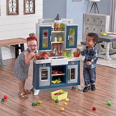 Šiuolaikinė tikroviška vaikiška virtuvė su daugybe priedų
